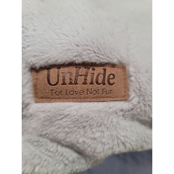 Unhide Faux Fur Throw Blanket Soft & Cozy 45" x 60" in light blue - Picture 7 of 11